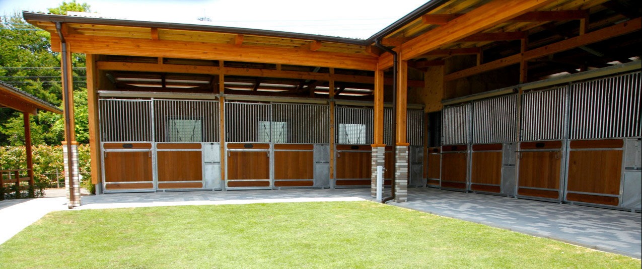 ティエムワン合同会社:馬事関連施設、設備、用具のトータルサポート
